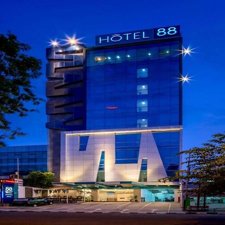 Hotel 88 Grogol By Wh Jakarta Exteriör bild