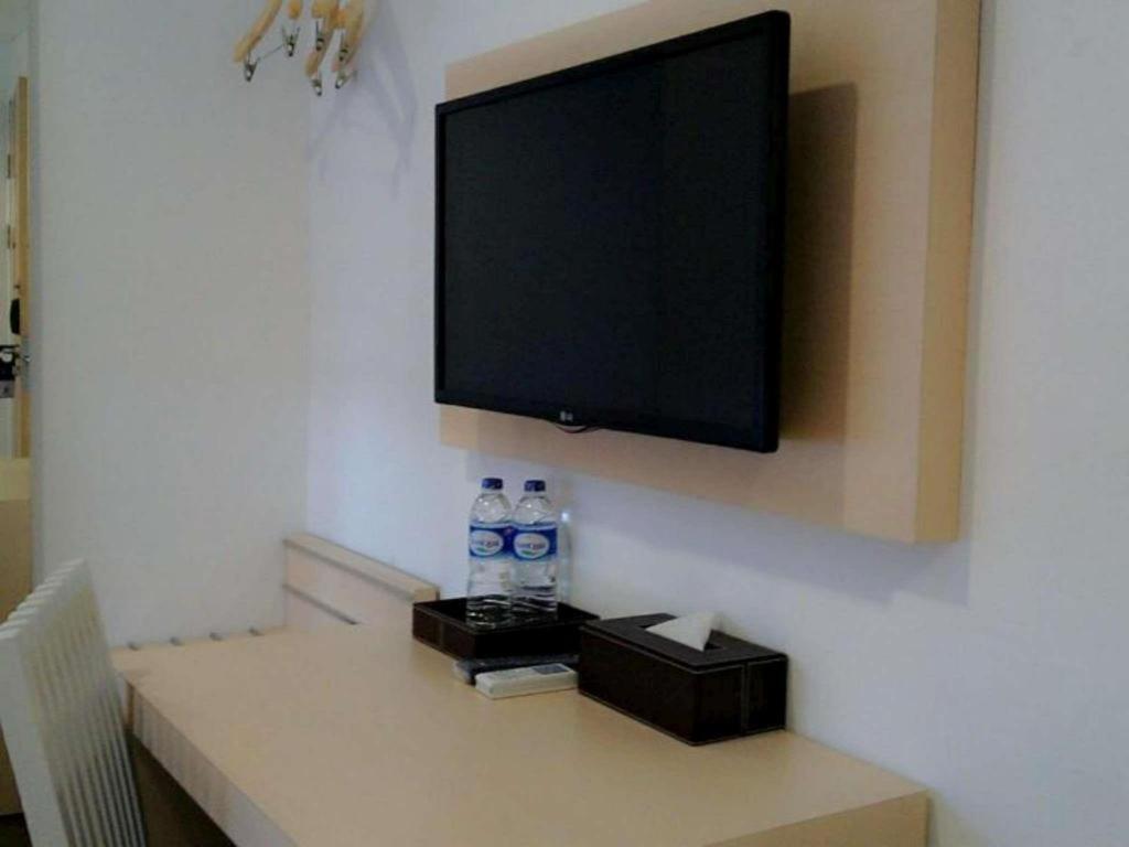 Hotel 88 Grogol By Wh Jakarta Exteriör bild