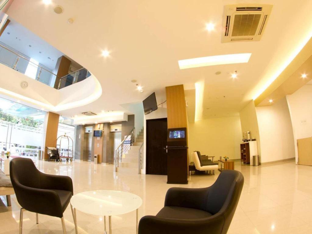 Hotel 88 Grogol By Wh Jakarta Exteriör bild