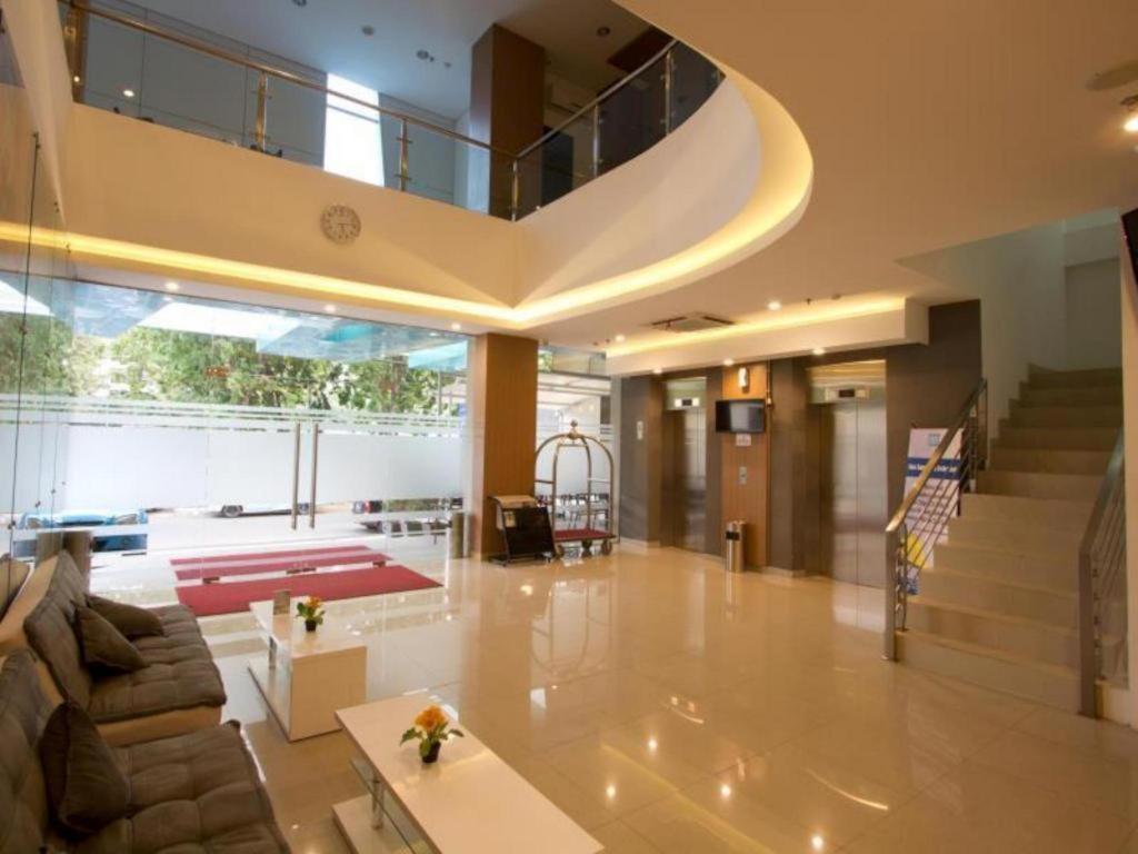 Hotel 88 Grogol By Wh Jakarta Exteriör bild