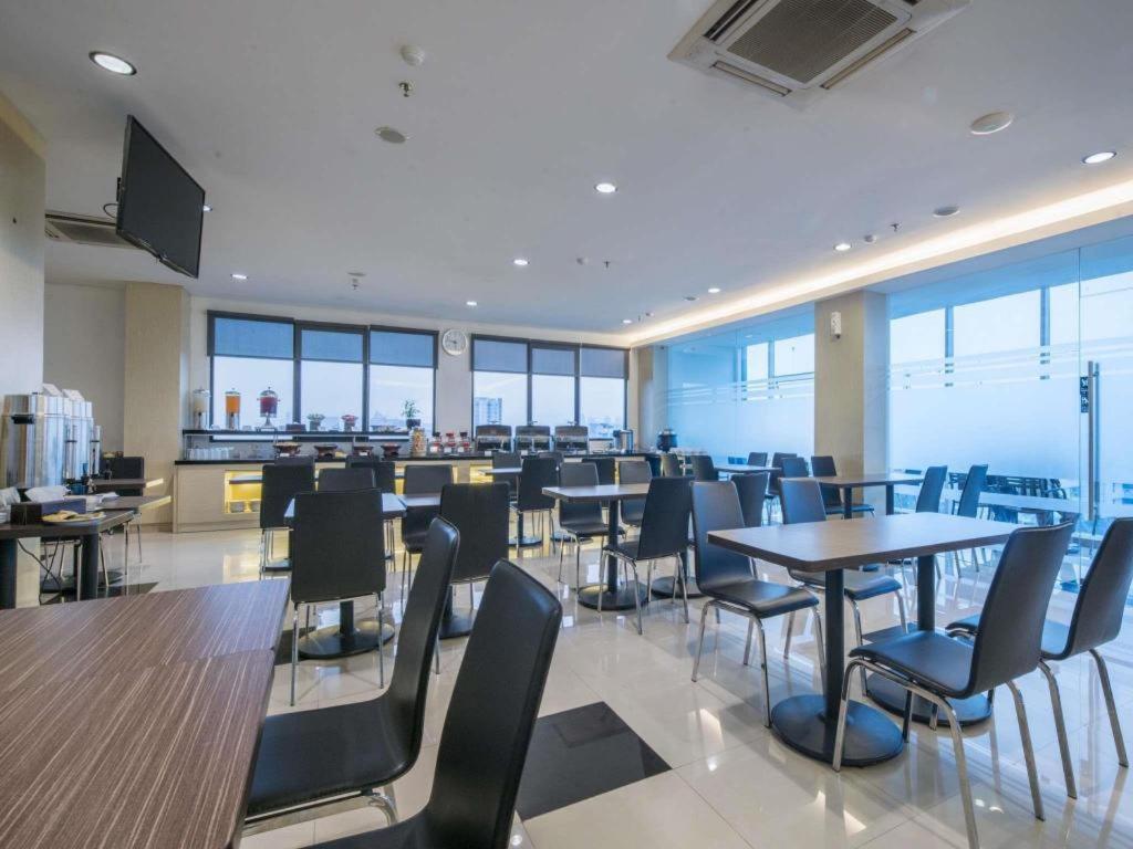 Hotel 88 Grogol By Wh Jakarta Exteriör bild