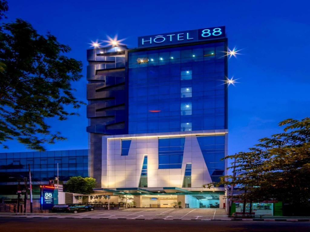 Hotel 88 Grogol By Wh Jakarta Exteriör bild