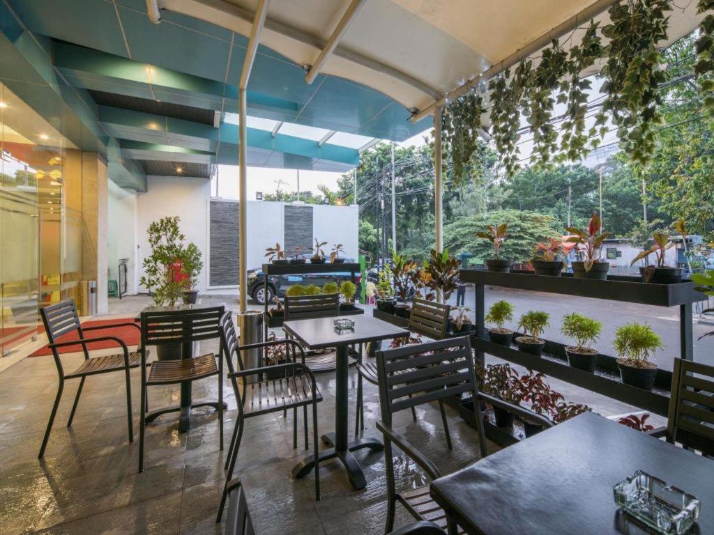 Hotel 88 Grogol By Wh Jakarta Exteriör bild