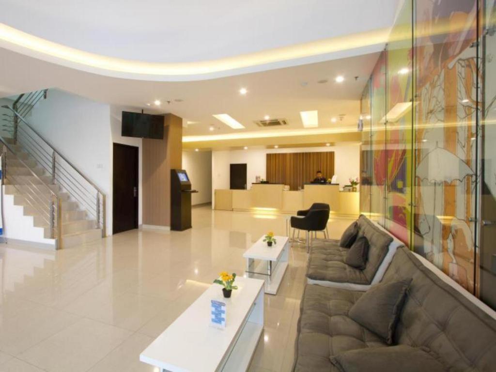 Hotel 88 Grogol By Wh Jakarta Exteriör bild